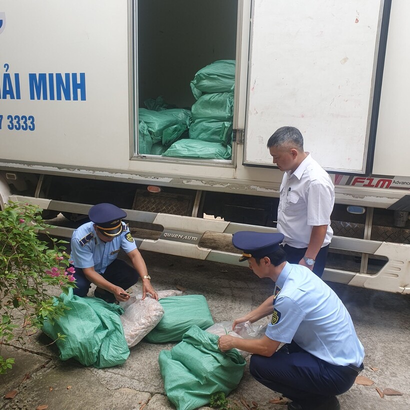 Lực lượng chức năng kiểm tra số hàng hóa không rõ nguồn gốc xuất xứ. Ảnh: DMS.