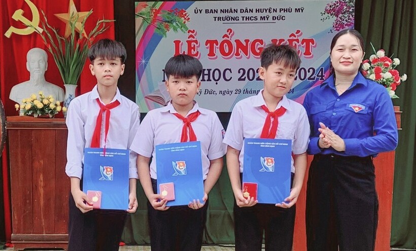 3 em học sinh dũng cảm, được nhận huy hiệu "Tuổi trẻ dũng cảm" của Trung ương Đoàn. (Ảnh: Tiền phong)