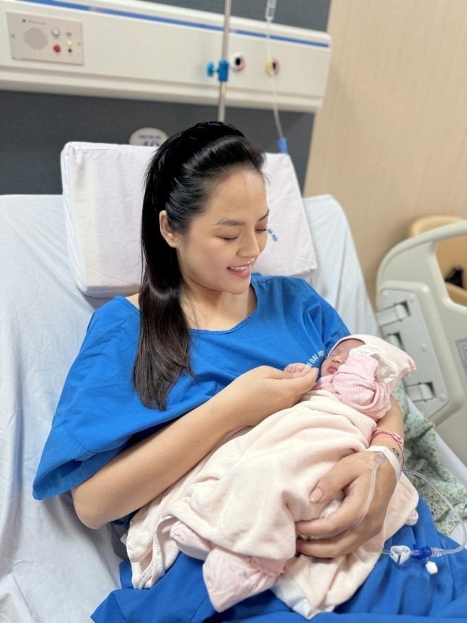 Thu Quỳnh bên con gái lúc mới chào đời.