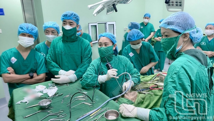 Các bác sĩ tiến hành phẫu thuật cho người bệnh. Ảnh: Báo Thái Nguyên