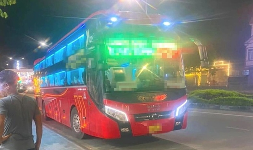 Chiếc xe khách chở nạn nhân. Ảnh: Người lao động