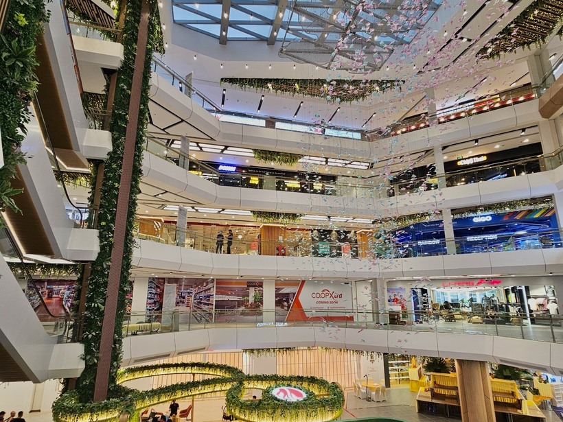 Vincom Mega Mall Grand Park có quy mô lên đến 50.000m2 với thiết kế đẳng cấp thu hút nhiều thương hiệu lớn.