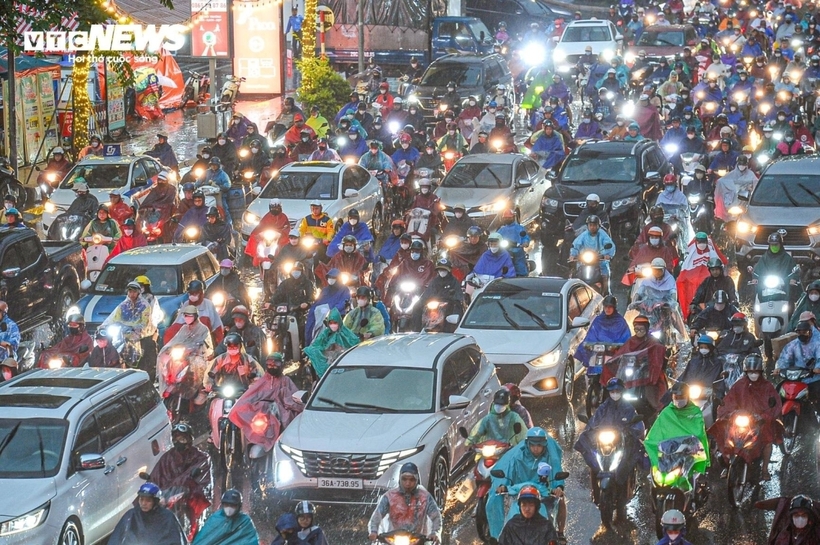 Trung tâm Dự báo Khí tượng Thủy văn Quốc gia thông tin, dự báo thời tiết ngày 30/5 tại khu vực Hà Nội có mây, chiều tối và đêm có mưa rào và dông vài nơi, ngày nắng. Gió nhẹ. Trong mưa dông có khả năng xảy ra lốc, sét và gió giật mạnh. Nhiệt độ thấp nhất từ 28-30 độ. Nhiệt độ cao nhất từ 33-35 độ.