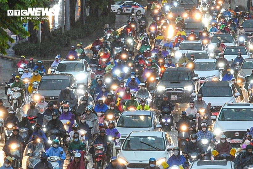 Theo các chuyên gia, kinh nghiệm quan sát cho thấy, những cơn mưa đầu mùa không chỉ đi kèm là dông, lốc mà sấm sét cũng là nỗi bất an đối với người dân.