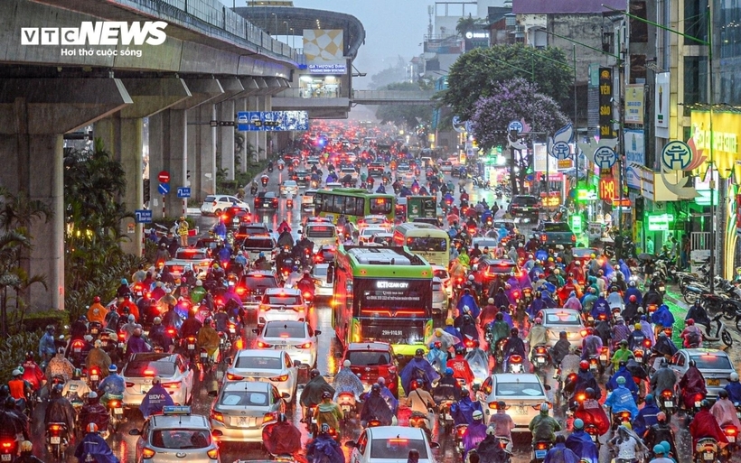 Tại khu vực đường Nguyễn Trãi (đoạn qua trước số nhà 129), lượng phương tiện bị ùn tắc, di chuyển chậm theo hướng về Hà Đông.