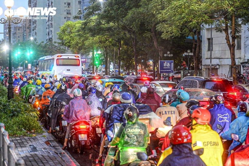 Hình ảnh ở khu vực ngã tư Hoàng Minh Giám - Lê Văn Lương lúc 18h30 ngày 30/5. Khu vực đường Khuất Duy Tiến cũng xảy ra tình trạng ùn tắc, các phương tiện di chuyển khó khăn.