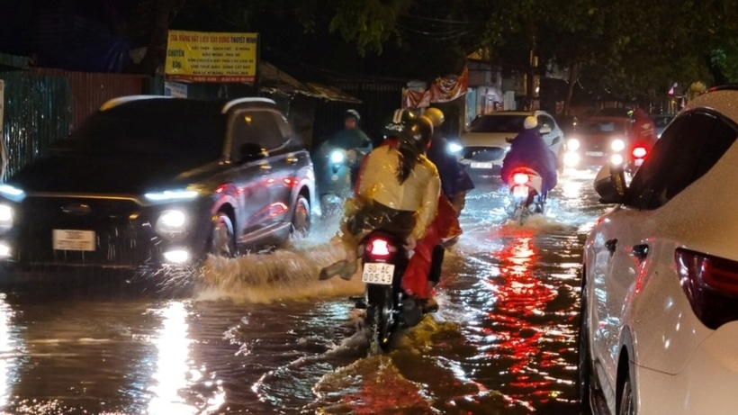 Một số người điều khiển xe máy không vững tay lái, nên các ô tô đi cùng chiều đã di chuyển gần cạnh để chắn gió cho người điều khiển xe máy vượt qua cầu, tránh tai nạn đáng tiếc xảy ra.