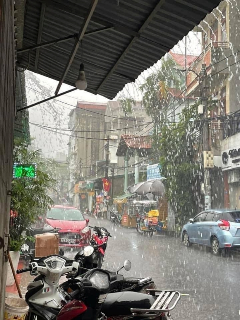 Theo đại diện Công ty Trách nhiệm hữu hạn Một thành viên Thoát nước Hà Nội, trước thời điểm xảy ra mưa, công ty có dự báo về khả năng xảy ra mưa vào chiều, tối 30/5 và sớm thực hiện công tác hạ mực nước trên hệ thống, sẵn sàng đối phó với các diễn biến khi mưa to.