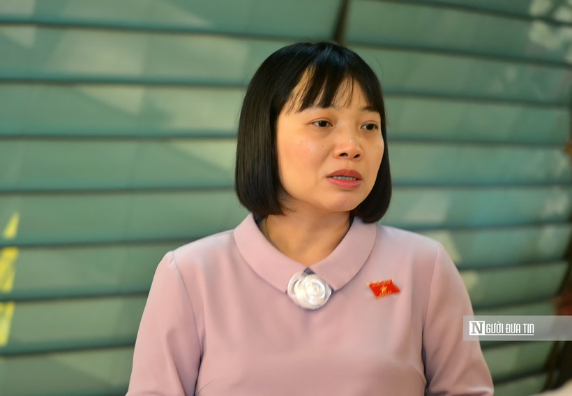 ĐBQH Nguyễn Thị Việt Nga trao đổi bên hành lang Quốc hội.