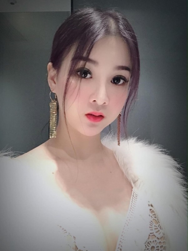 Khi không trong trạng thái "bất ổn", cô nàng rất biết cách ăn diện.
