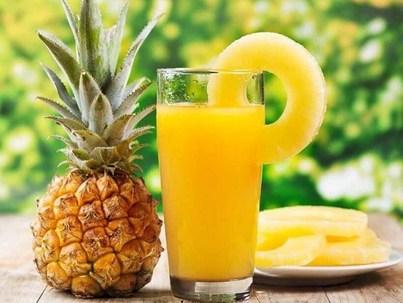 Người bị bệnh dạ dày không nên ăn nhiều dứa, chỉ nên ăn một miếng rất nhỏ bởi dứa có chứa nhiều axit hữu cơ và một số enzyme làm tăng viêm loét niêm mạc dạ dày, đường ruột, dễ gây nôn nao, khó chịu. Ảnh minh họa