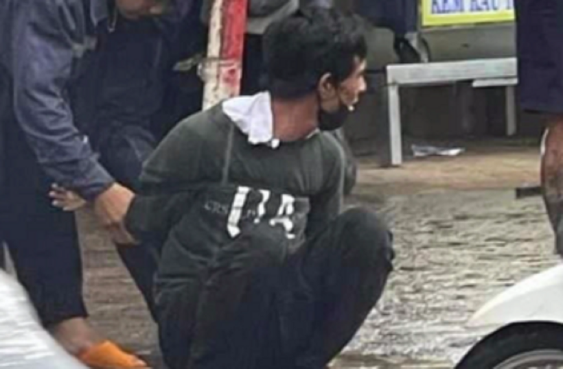 Tên cướp bị người dân khống chế. Ảnh: Dân trí