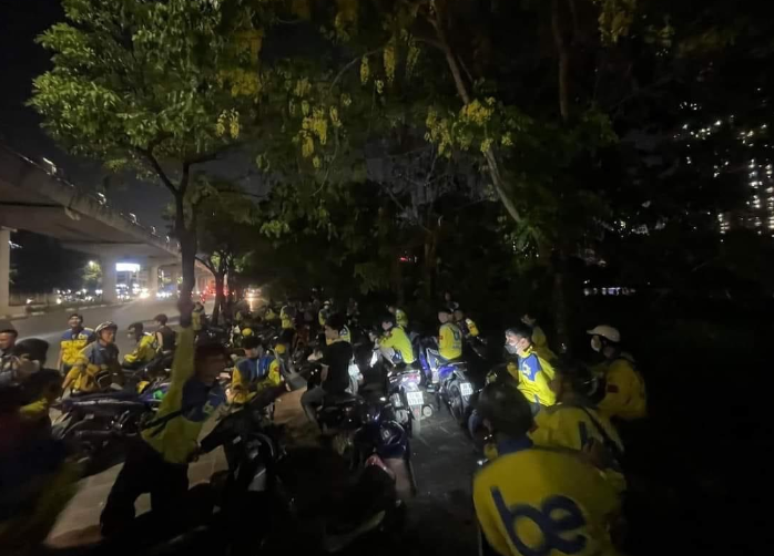 Rất đông tài xế tụ tập tại công viên hồ điều hòa phường Mai Dịch (quận Cầu Giấy)