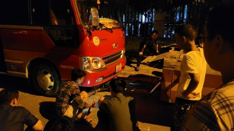 Lúc này, mọi người phát hiện cháu H. vẫn ở trên xe đưa đón học sinh của nhà trường. Mặc dù đã được đưa tới Bệnh viện Đa khoa tỉnh cấp cứu nhưng cháu H. đã tử vong.