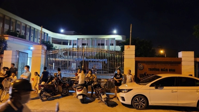Vụ việc nói trên khiến người dân vô cùng bàng hoàng, nhiều người tập trung theo dõi dù đã muộn.