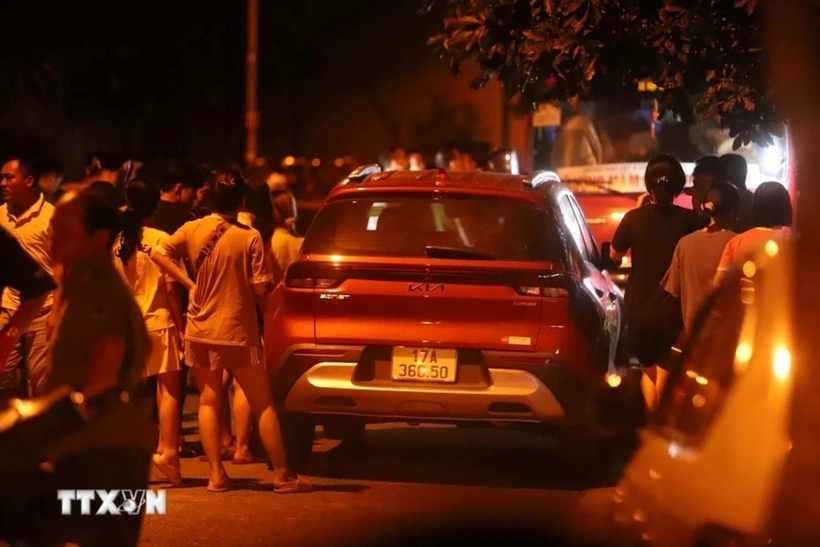 Chiếc xe đưa người nhà bé trai đến.