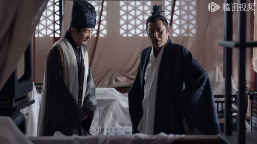 Thái y nói với Khánh Đế về cách cứu Phạm Nhàn.