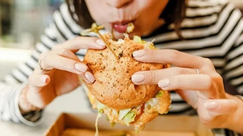 Những thói quen ăn uống đang dần ăn mòn tuổi thọ, bỏ ngay trước khi quá muộn.