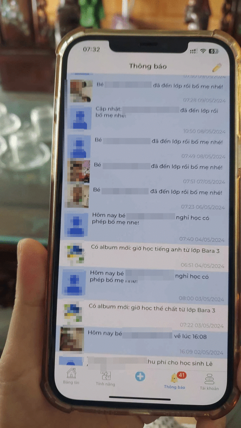 Trên app của nhà trường, các thông tin bé đến lớp, trả bé về nhà, ảnh của bé hàng ngày được cập nhật lên để các phụ huynh theo dõi.