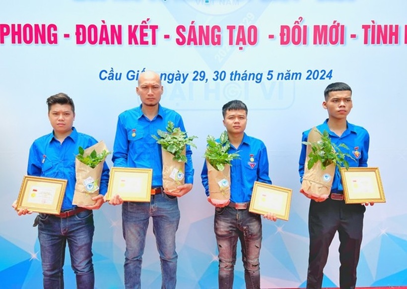 Tặng huy hiệu Tuổi trẻ dũng cảm cho 4 thanh niên cứu người trong vụ cháy. Ảnh: An ninh Thủ đô