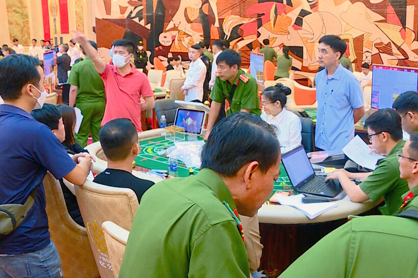 Thời điểm lực lượng công an đánh úp sòng bạc, thu giữ nhiều tang vật. Ảnh: VietNamnet.