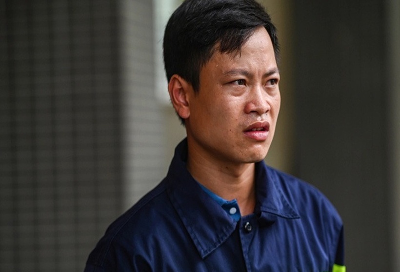 Trung úy Bùi Viết Kết kể lại phút cứu người trong vụ cháy nhà trọ sáng 30/5. (Ảnh: Tuổi trẻ)