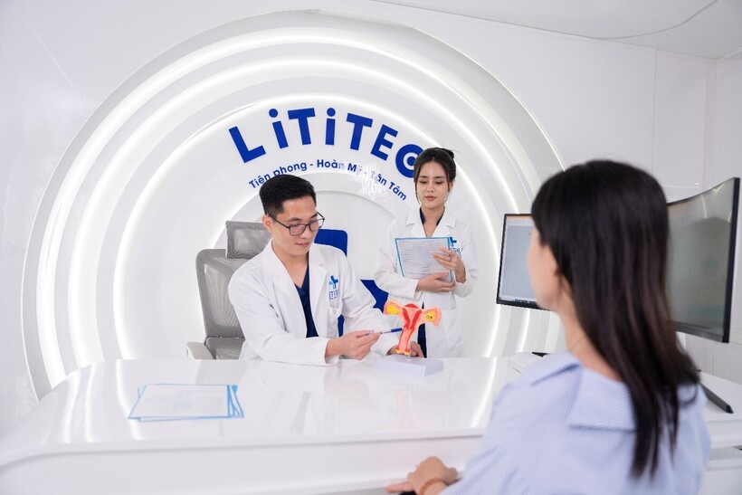 Bác sĩ Hưng Nguyễn đang tư vấn cho khách hàng