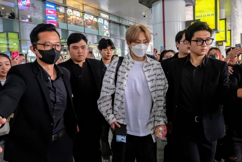 Sáng 31/5, XIUMIN (thành viên nhóm nhạc nổi tiếng Hàn Quốc EXO) đã có mặt tại Việt Nam, sẵn sàng cho những màn trình diễn bùng nổ tại đại nhạc hội quốc tế Wonder Island