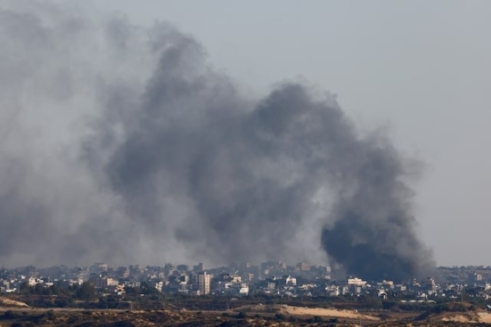Khói bốc lên sau một vụ nổ ở Dải Gaza vào ngày 30/5. Ảnh: Reuters