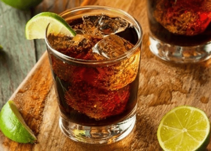 Vị chua thanh của chanh giúp cân bằng vị ngọt gắt của coca, tạo nên thức uống có hương vị hài hòa và hấp dẫn hơn. Ảnh minh họa