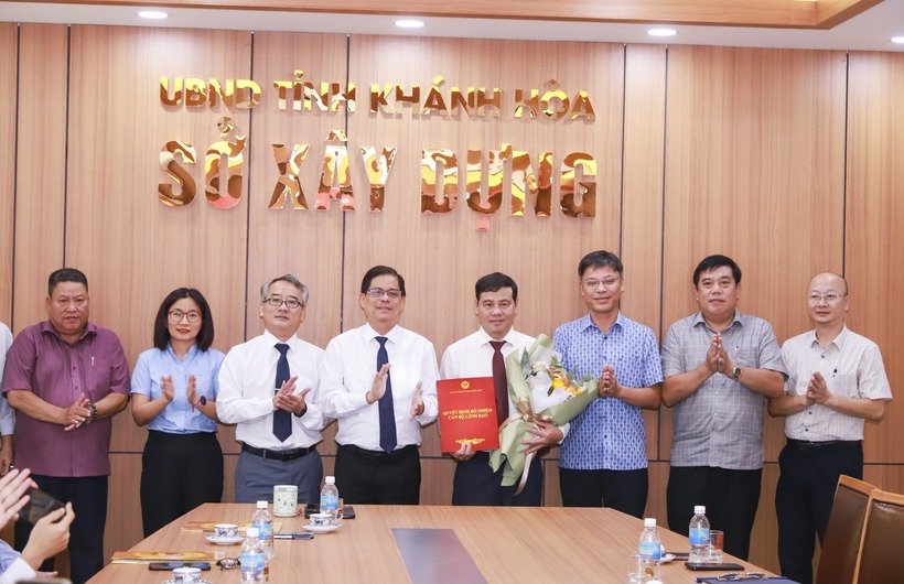 Lãnh đạo tỉnh và Đảng ủy Sở Xây dựng chúc mừng ông Trần Văn Châu. Ảnh: Người Lao Động