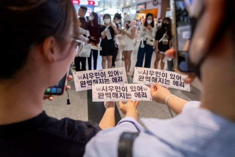 Đã có rất đông fan đến sân bay từ sớm để đón Xiumin trở lại Việt Nam.