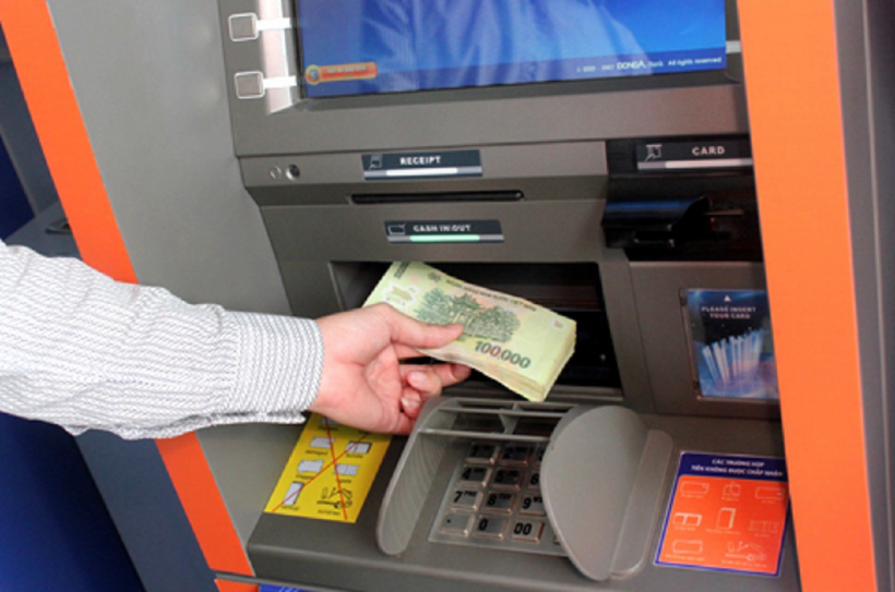 Rút tiền tại cây ATM. Ảnh minh họa