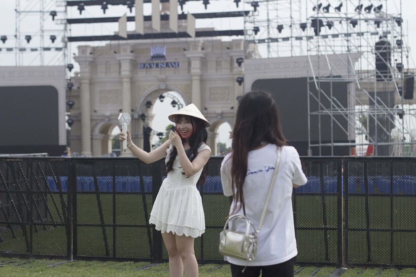 Các bạn trẻ háo hức check-in tại khu vực sân khấu đại nhạc hội Wonder Island