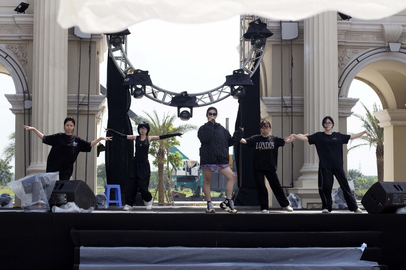 Ca sĩ Vũ Phụng Tiên khai màn chương trình tổng duyệt đại nhạc hội sáng nay