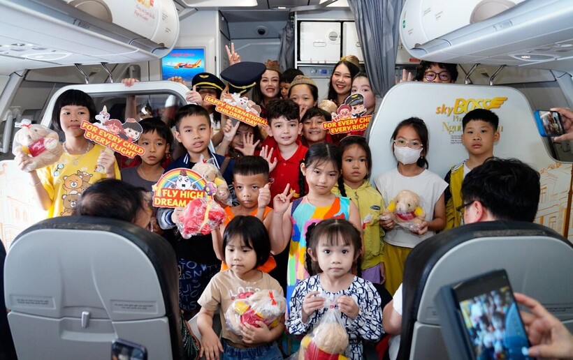 Các em nhỏ trên chuyến bay vui mừng được nhận quà 1/6 từ Vietjet.