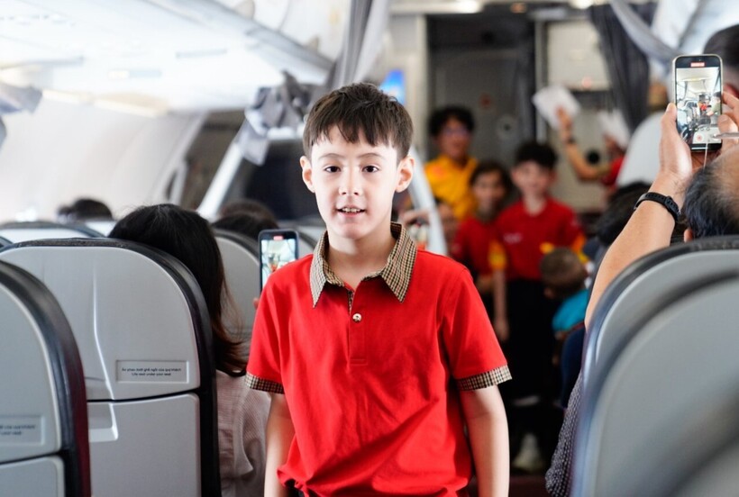 Anh tiếp viên hàng không tự tin cùng phong thái hết sức chuyên nghiệp.