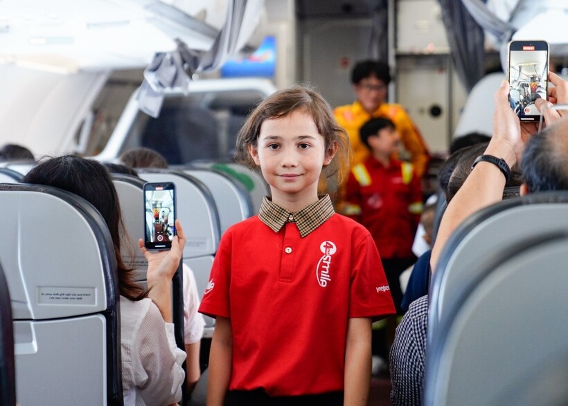 Những nhân viên phục vụ mặt đất thật “ngầu” trong màu áo đỏ Vietjet cùng ước mơ mang lại thật nhiều nụ cười cho hành khách.