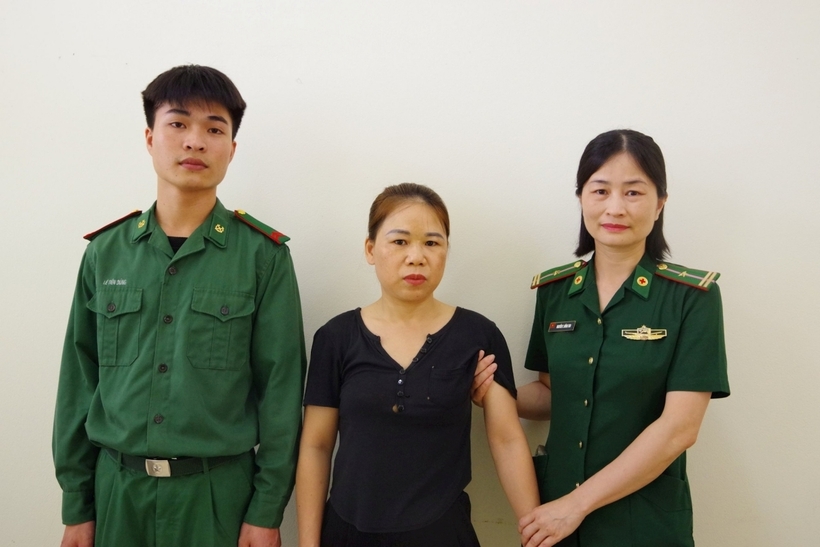 Đối tượng Nguyễn Thị Hằng (áo đen) bị bắt giữ. Ảnh: Đại Đoàn Kết