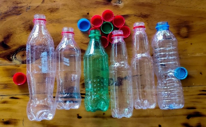 Hình hoa 5 cách phía dưới đáy chai nhựa đựng nước giải khát hoặc nước lọc không phải là một thiết kế ngẫu nhiên. Ảnh minh họa
