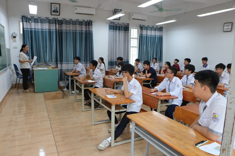 Thí sinh nghe hướng dẫn lại chi tiết những yêu cầu, quy định của kỳ thi. Ảnh: Báo Đại Đoàn Kết