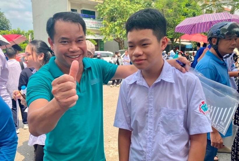 Phụ huynh đồng hành cùng con trong kỳ thi quan trọng. Ảnh: Giáo Dục và Thời Đại