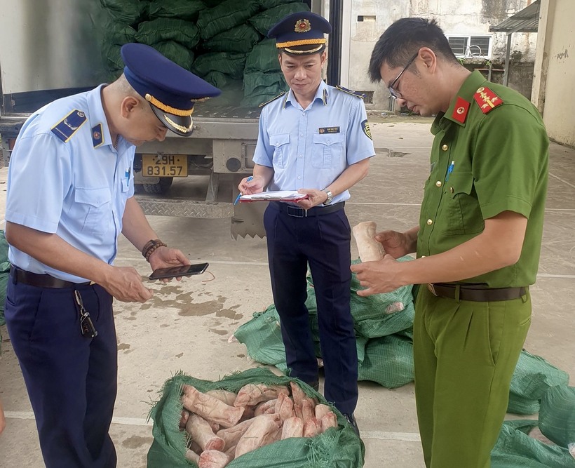Lực lượng chức năng kiểm tra hàng hóa vi phạm. Ảnh: DMS