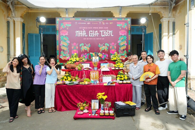 Dàn viễn viên chính của bộ phim tại lễ cúng khai máy