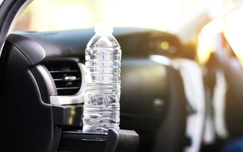 Nước đóng chai nên được để ở nơi mát mẻ và tránh ánh nắng trực tiếp. Ảnh minh họa