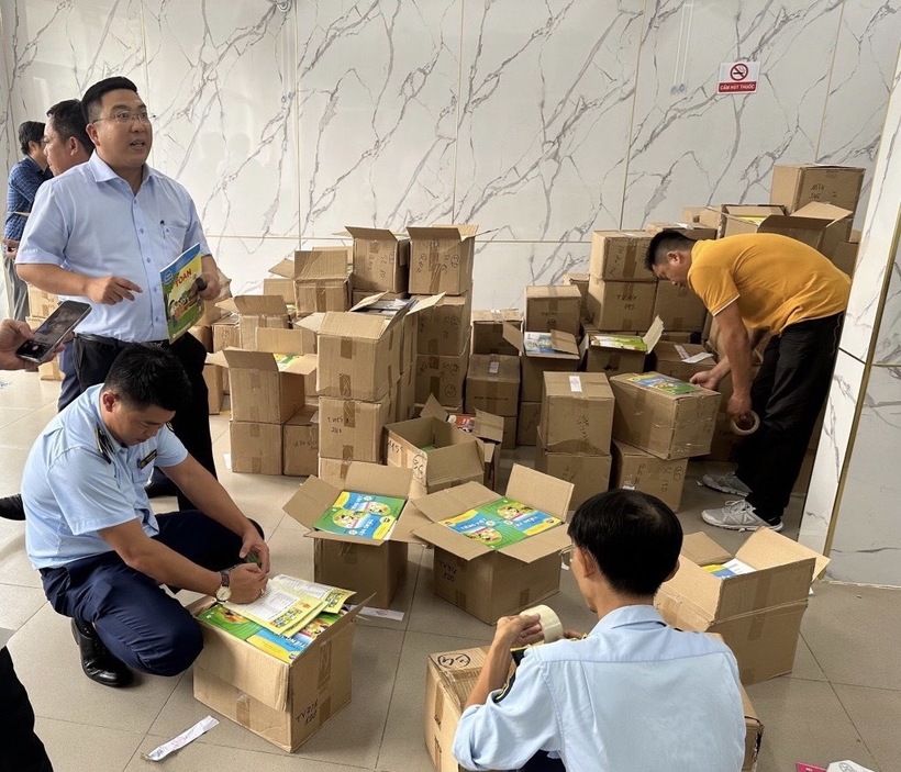 Đoàn Kiểm tra của Đội Quản lý thị trường số 1 thực hiện kiểm tra, niêm phong hàng hóa là sách giáo khoa các loại có dấu hiệu giả mạo nhãn hàng hóa.