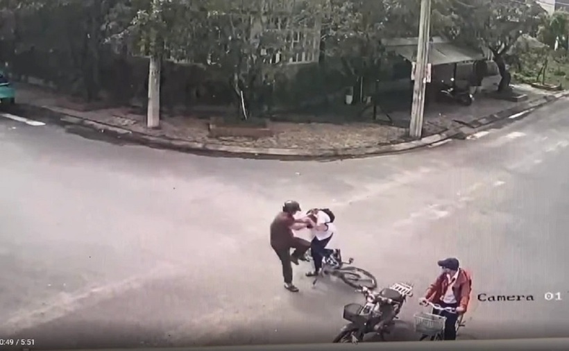 Hình ảnh trích xuất camera cho thấy Phan Thượng Mỹ đánh học sinh lớp 9. Ảnh: Pháp luật TP.HCM