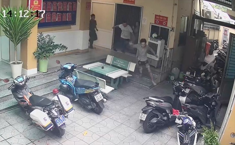 Nghi phạm trốn chạy khỏi trụ sở công an phường. Ảnh: Báo Giao thông