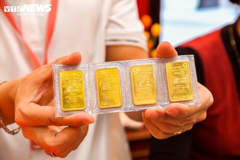 Cùng với 4 ngân hàng là Agribank, BIDV, Vietcombank và VietinBank, Công ty TNHH MTV Vàng bạc đá quý Sài Gòn (SJC) sẽ tham gia mua vàng từ NHNN để bán trực tiếp tới người dân. Ảnh minh hoạ