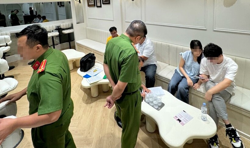 Công an phường Bến Thành phối hợp các đơn vị liên quan chủ động kiểm tra quán cà phê trên. Ảnh: Báo Dân trí.